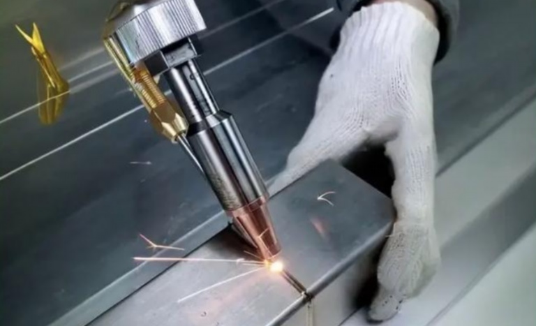 儲(chǔ)能電池焊接機(jī)與動(dòng)力電池雙層板焊接機(jī)價(jià)格差異分析